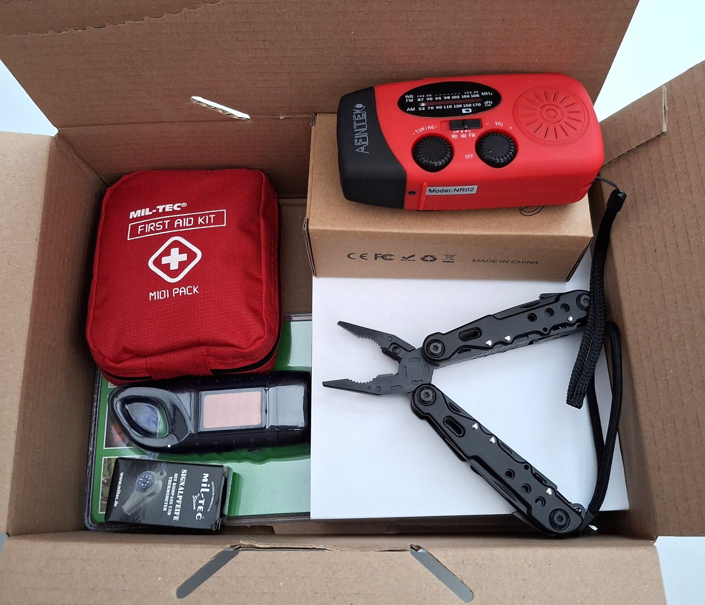 Basis kerstcadeau noodpakket nuttige items