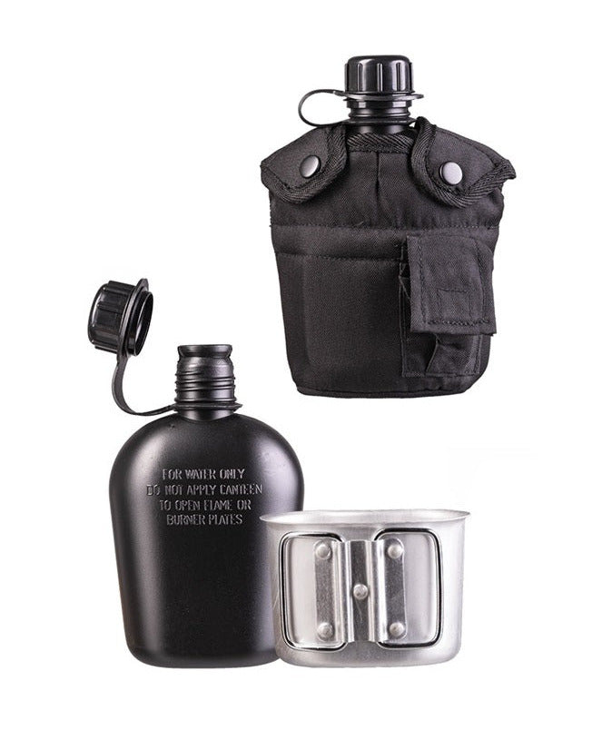 Veldfles kunststof met beker en zwarte hoes 900ml